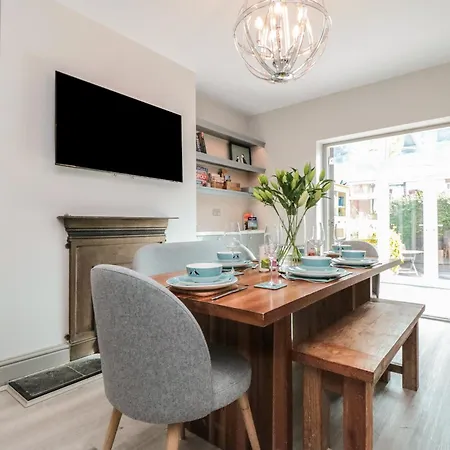 41 Chatsworth Gardens *