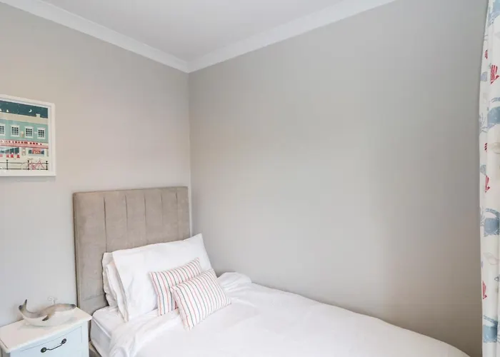 41 Chatsworth Gardens