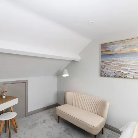 41 Chatsworth Gardens