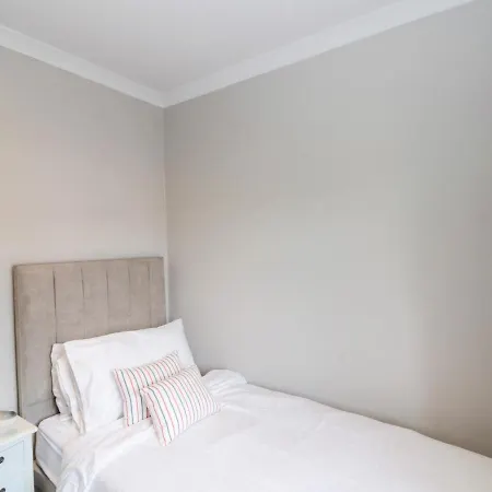 41 Chatsworth Gardens